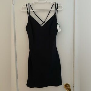 Petite robe noire neuve avec étiquette Simons. Grandeur Large (fait medium)